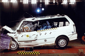 clon Foto valores Resultados oficiales de la valoración de seguridad del Mitsubishi Space  Wagon 1999